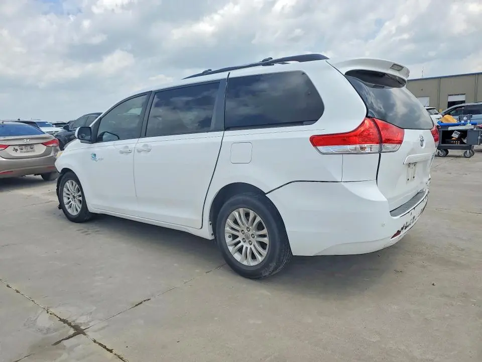 2013 TOYOTA SIENNA XLE 8-PASSENGER  