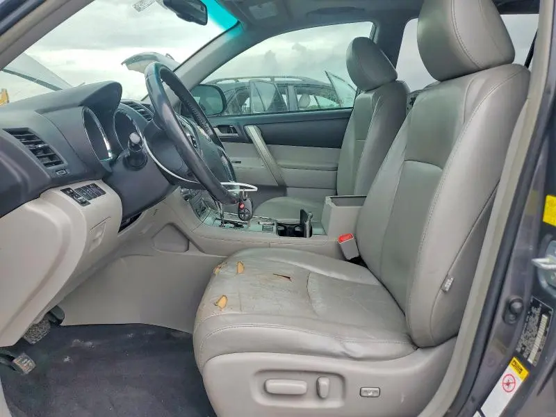 2011 TOYOTA HIGHLANDER SE  