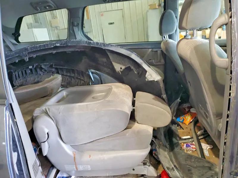 2010 TOYOTA SIENNA LE 8-PASSENGER  