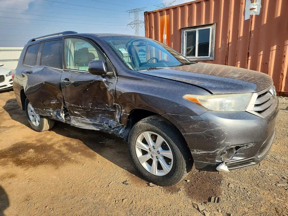 2013 TOYOTA HIGHLANDER SE  