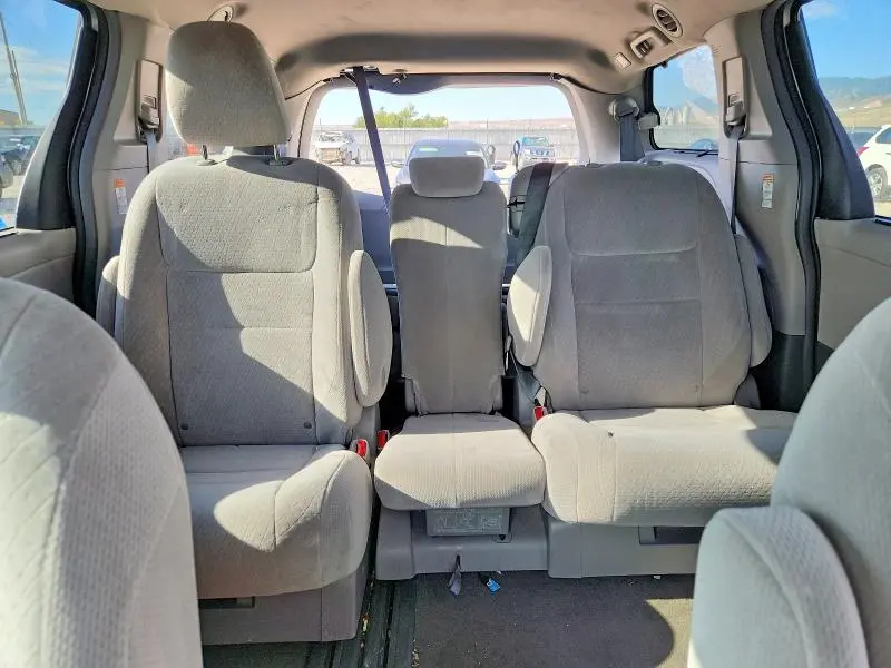 2015 TOYOTA SIENNA LE  