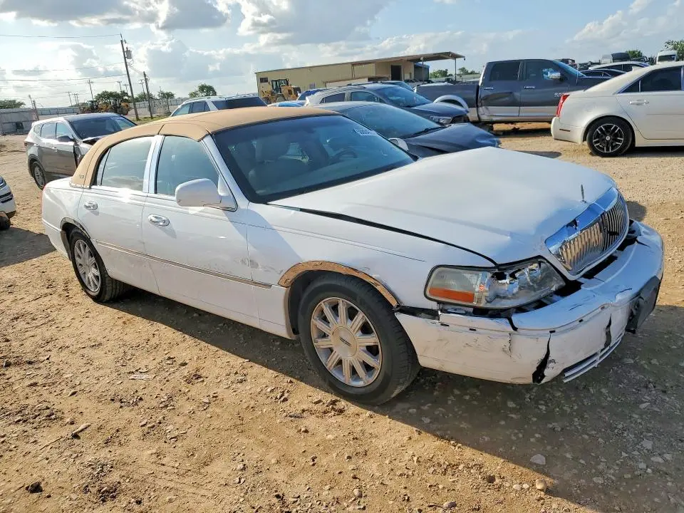 2011 LINCOLN TOWN CAR SIGNATURE LIMITED  