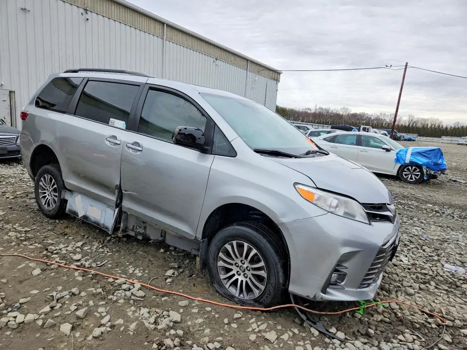 2018 TOYOTA SIENNA XLE 8-PASSENGER  