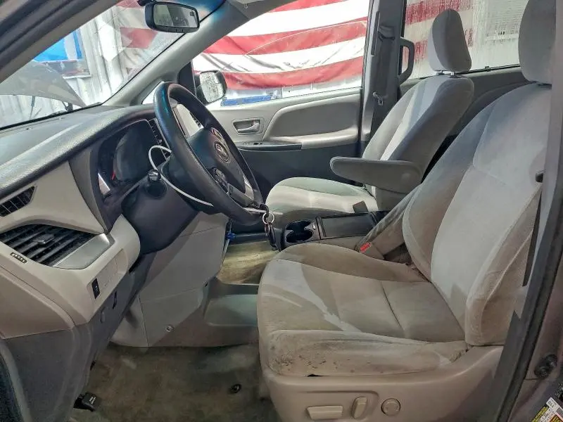 2017 TOYOTA SIENNA LE  