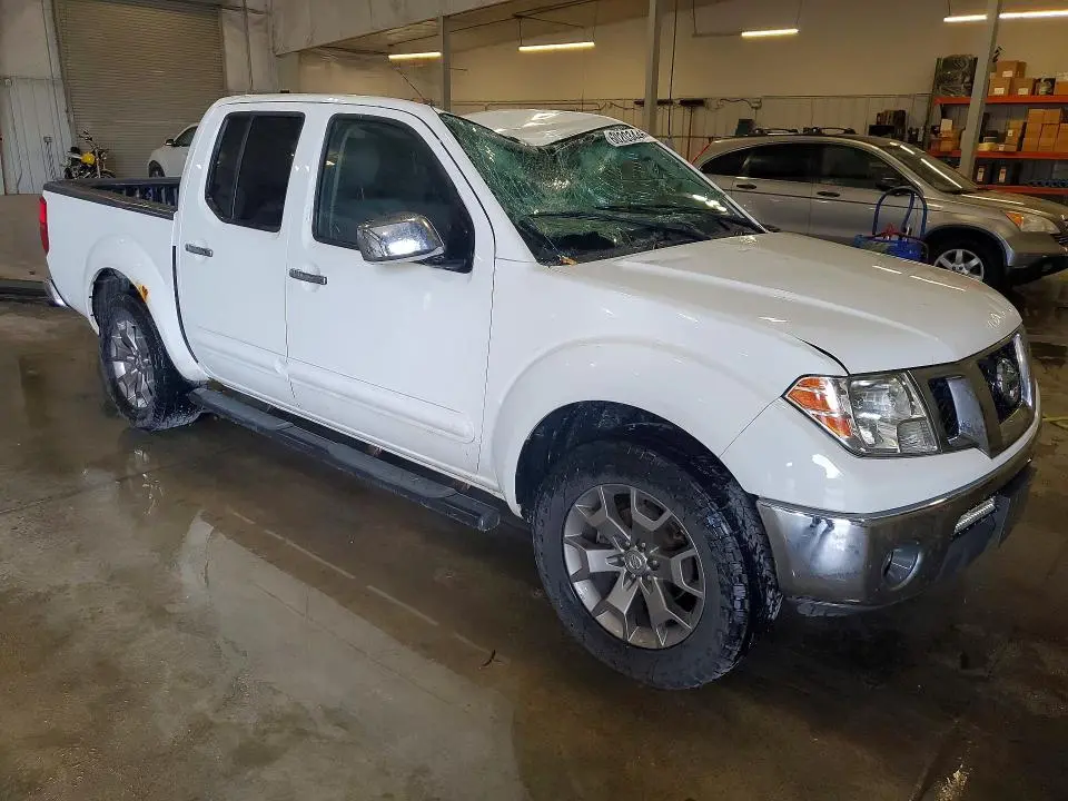 2015 NISSAN FRONTIER SL  