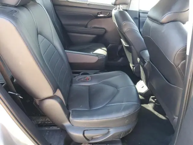 2021 TOYOTA HIGHLANDER XLE  