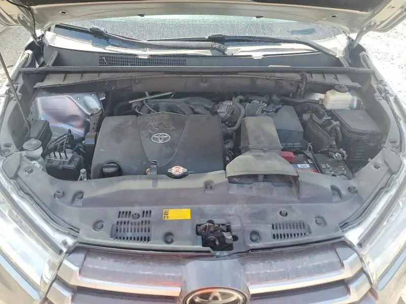 2019 TOYOTA HIGHLANDER SE  
