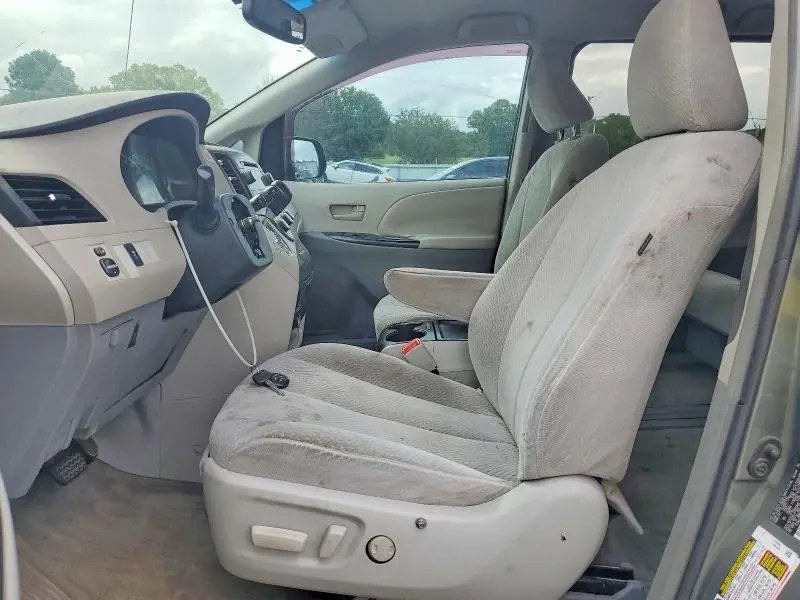 2011 TOYOTA SIENNA LE  