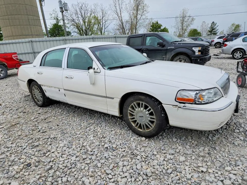 2010 LINCOLN TOWN CAR SIGNATURE LIMITED  