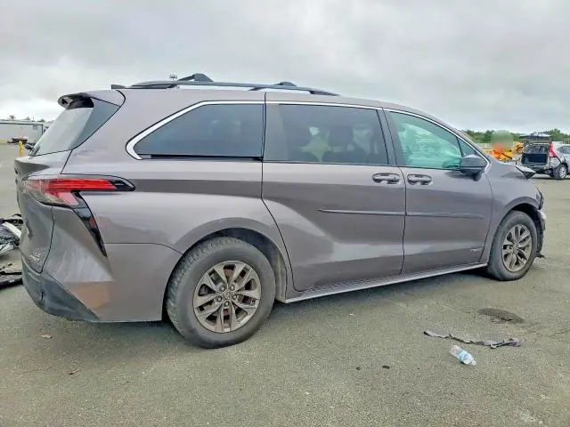 2021 TOYOTA SIENNA LE  