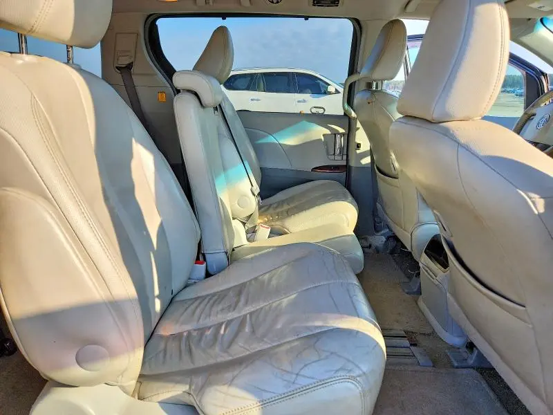 2013 TOYOTA SIENNA XLE  