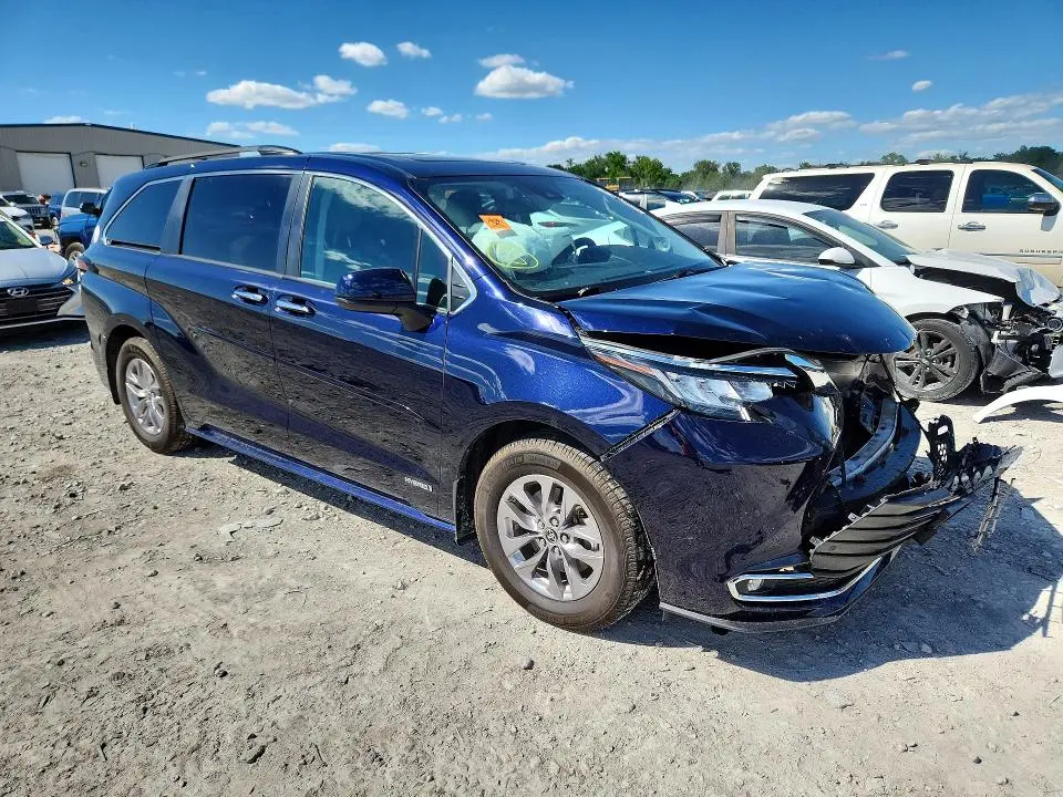 2021 TOYOTA SIENNA XLE  