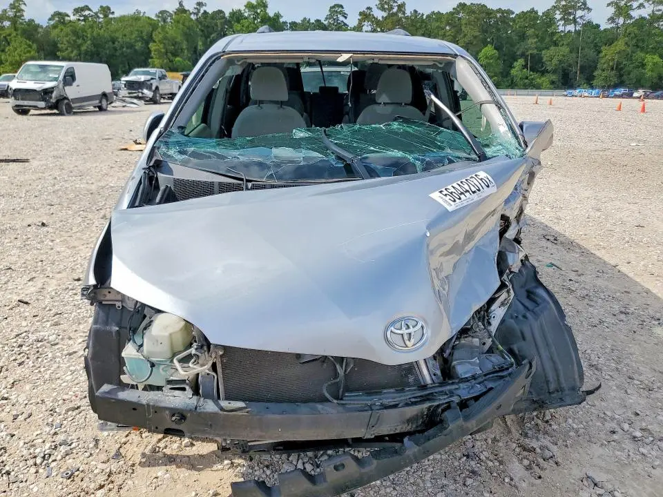 2017 TOYOTA SIENNA LE  