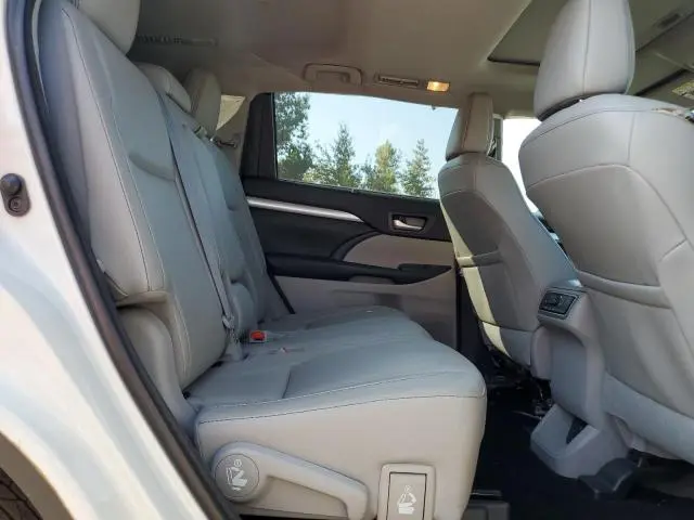 2018 TOYOTA HIGHLANDER SE  