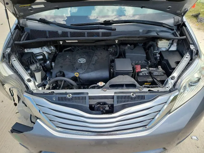 2017 TOYOTA SIENNA LE  