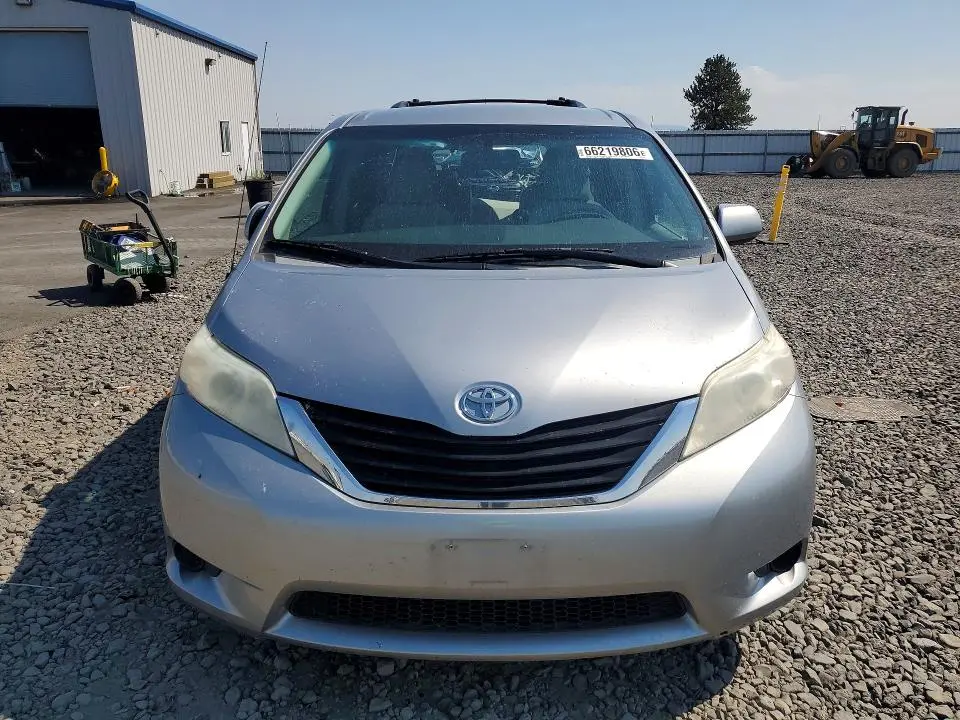 2012 TOYOTA SIENNA LE  