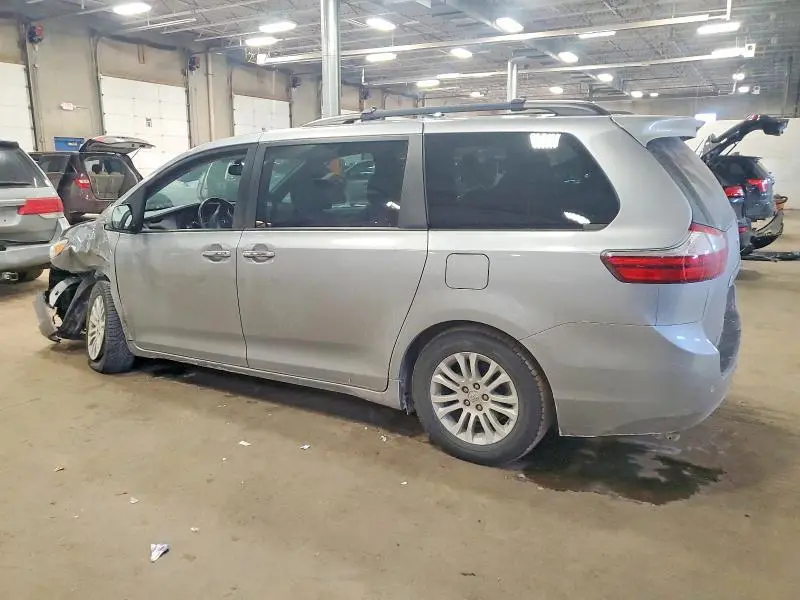 2017 TOYOTA SIENNA XLE  