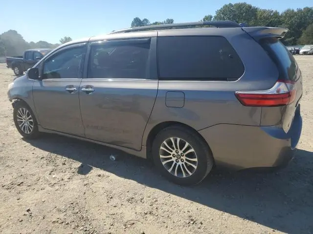 2018 TOYOTA SIENNA XLE