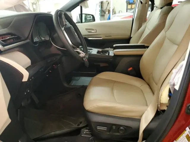 2021 TOYOTA SIENNA XLE  