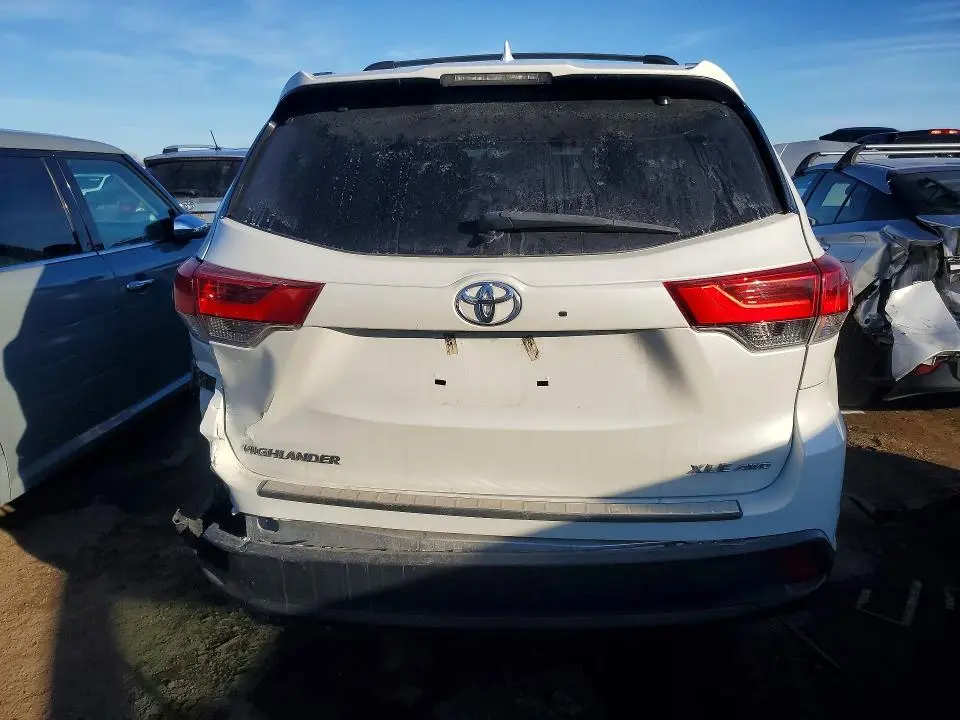 2018 TOYOTA HIGHLANDER SE  