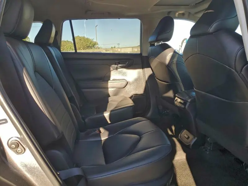 2024 TOYOTA HIGHLANDER XLE  