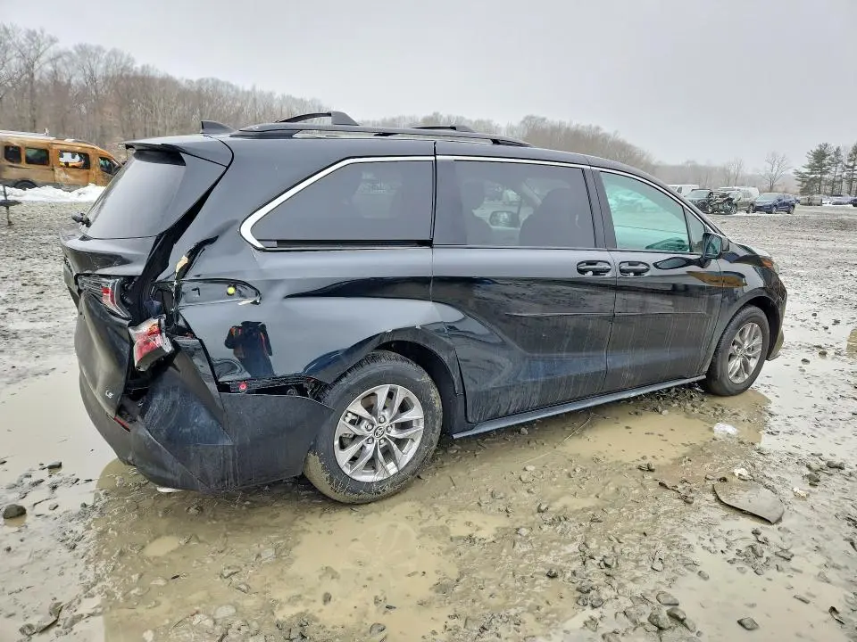 2025 TOYOTA SIENNA LE  