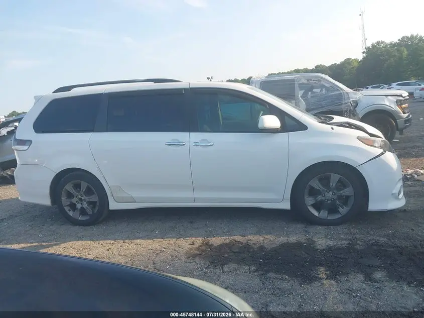 2014 TOYOTA SIENNA SE 8 PASSENGER