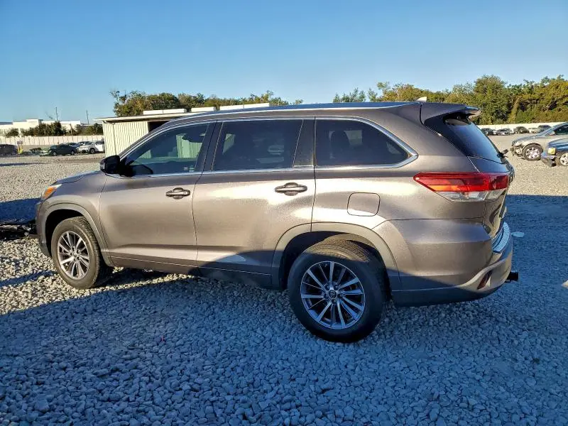 2017 TOYOTA HIGHLANDER SE  