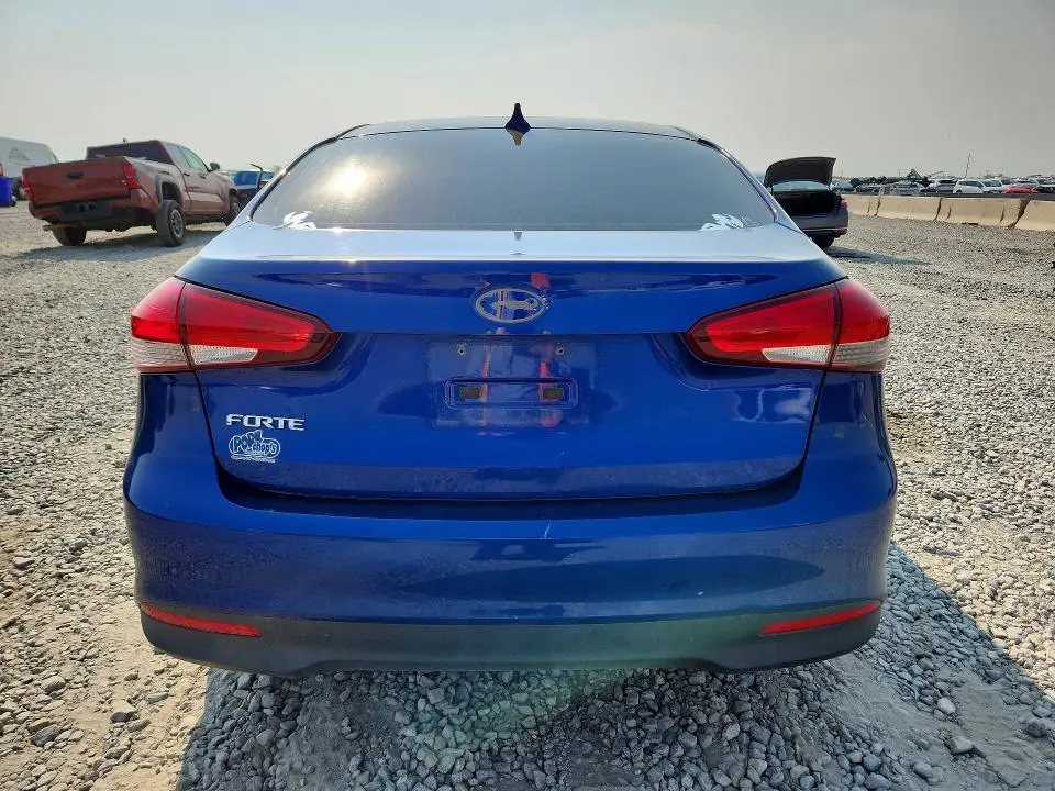 2017 KIA FORTE LX  
