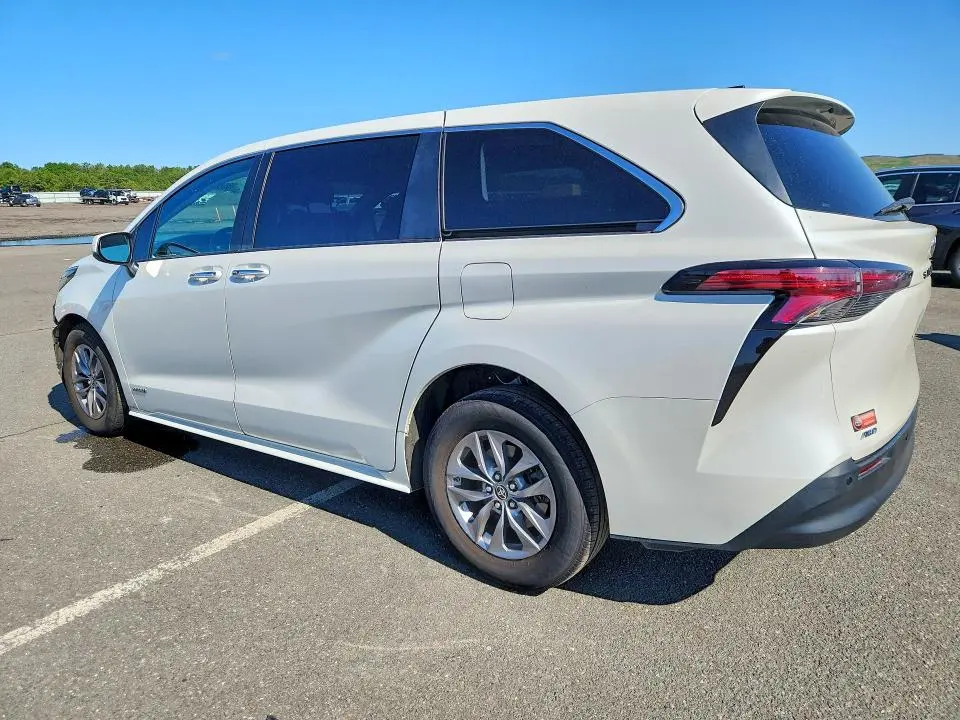 2021 TOYOTA SIENNA XLE  