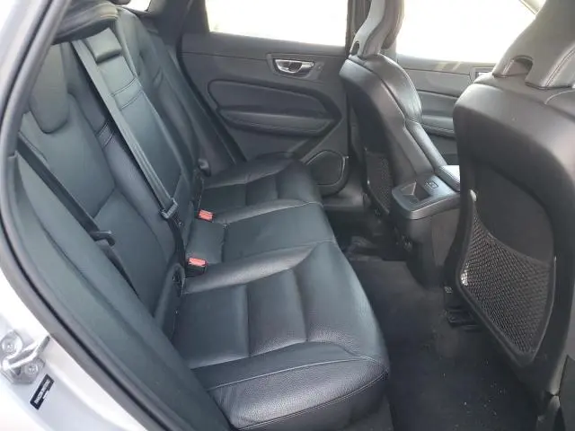 2021 VOLVO XC60 T6 MOMENTUM  