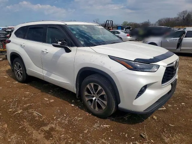 2022 TOYOTA HIGHLANDER XLE  