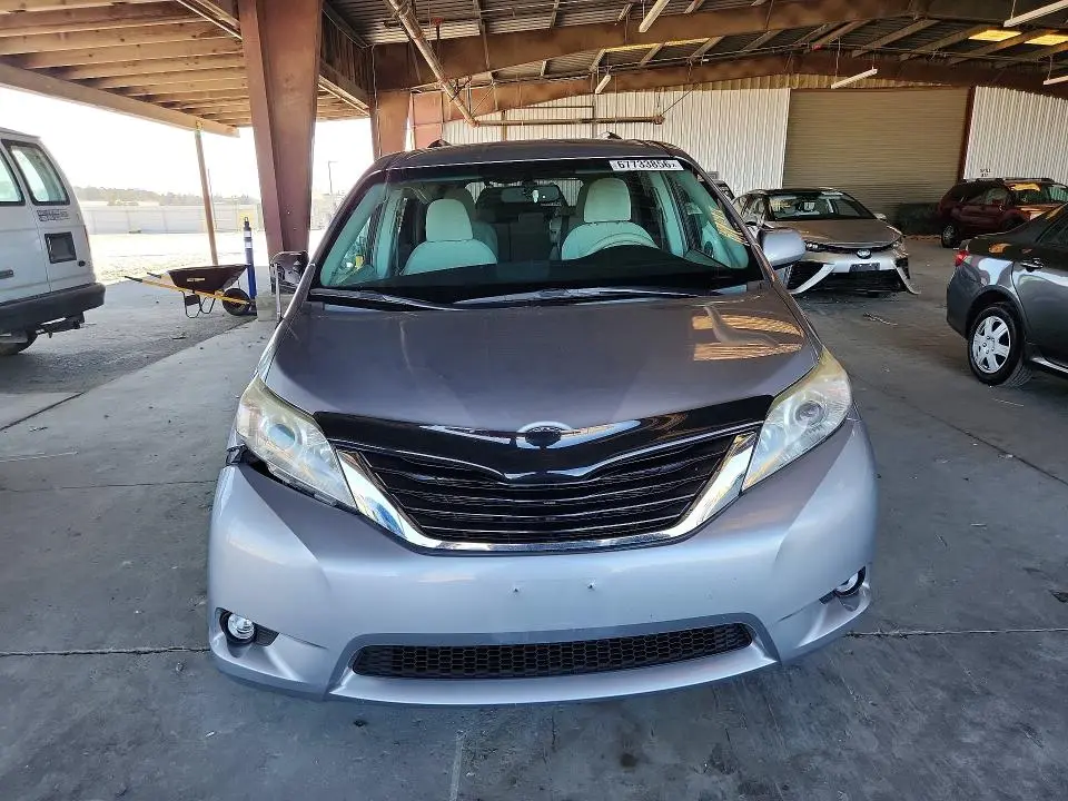 2014 TOYOTA SIENNA LE  