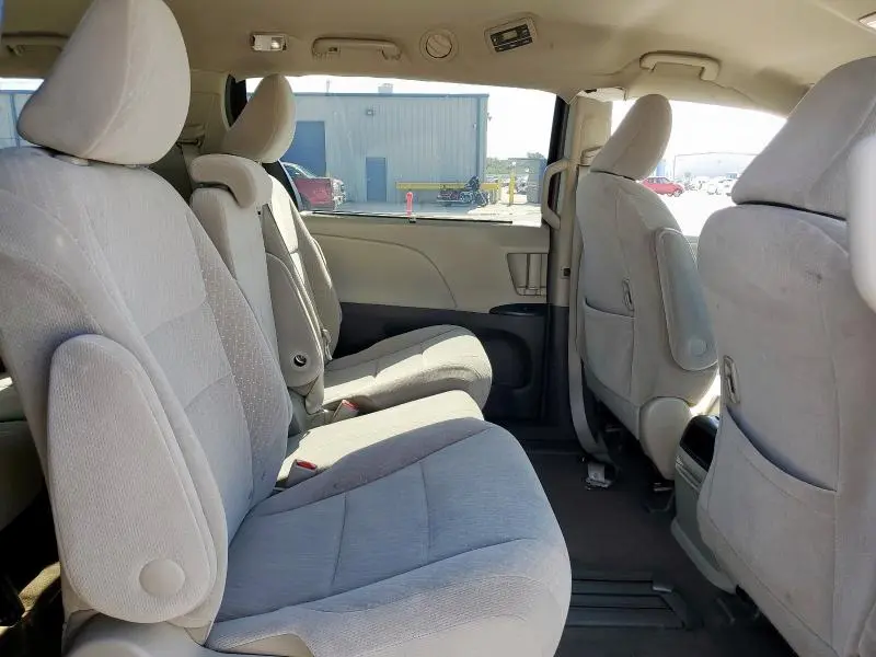 2017 TOYOTA SIENNA LE  