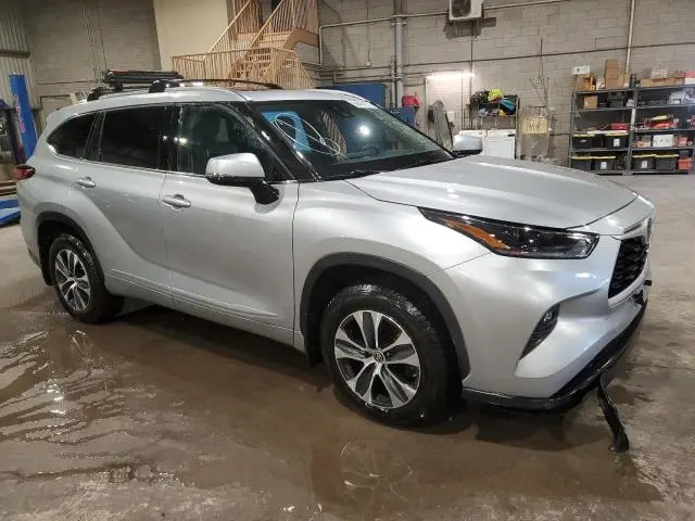 2021 TOYOTA HIGHLANDER XLE  