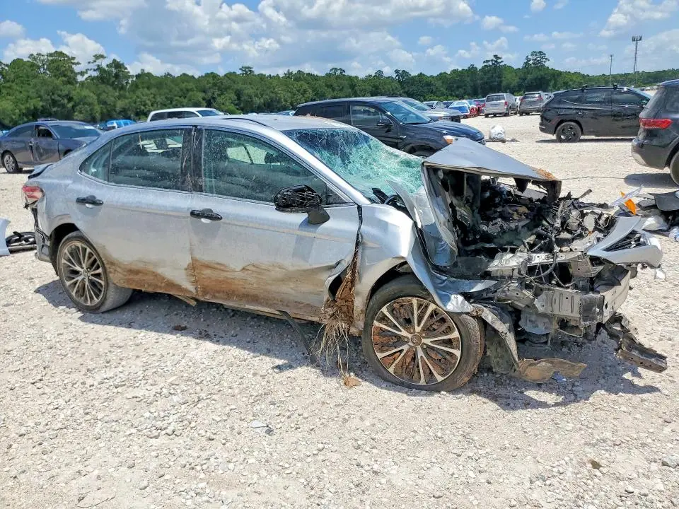 2019 TOYOTA CAMRY SE  