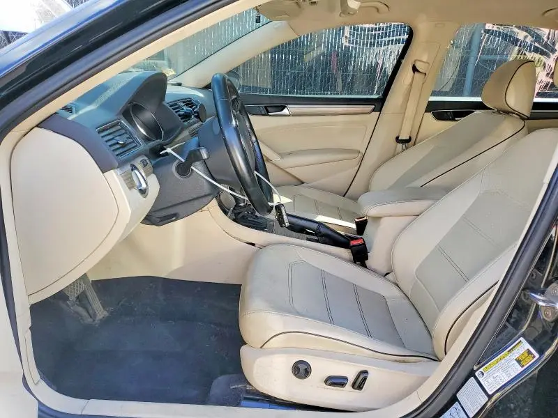 2016 VOLKSWAGEN PASSAT SE  