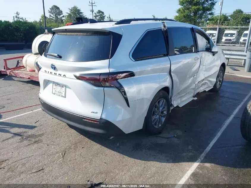 2025 TOYOTA SIENNA XLE