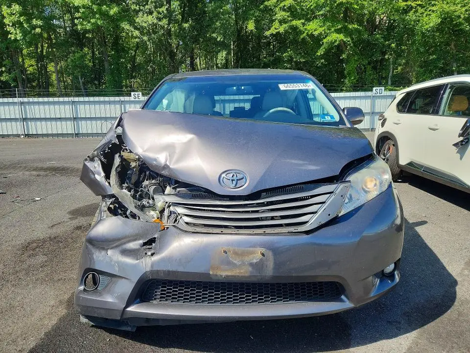 2014 TOYOTA SIENNA XLE 8-PASSENGER  