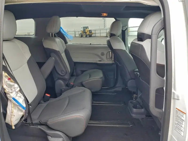 2021 TOYOTA SIENNA XSE  