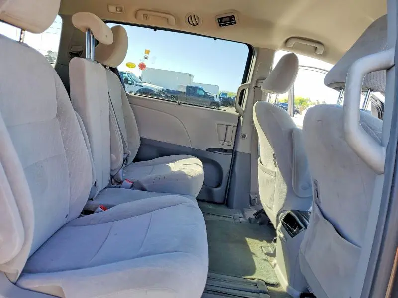 2017 TOYOTA SIENNA LE  