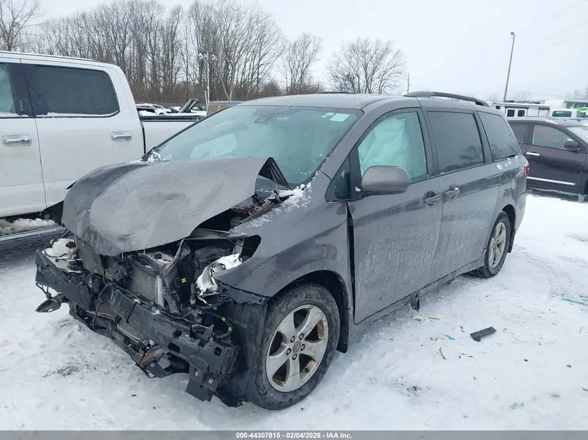 2019 TOYOTA SIENNA LE 8 PASSENGER