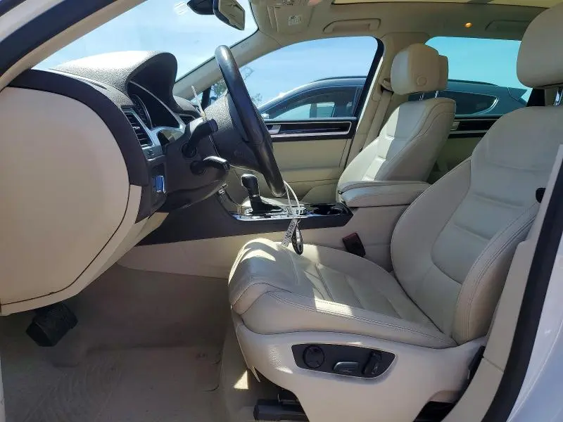 2013 VOLKSWAGEN TOUAREG V6  