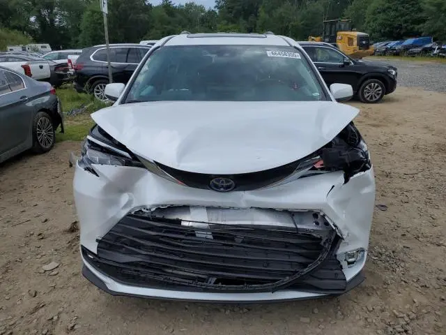 2025 TOYOTA SIENNA XLE  