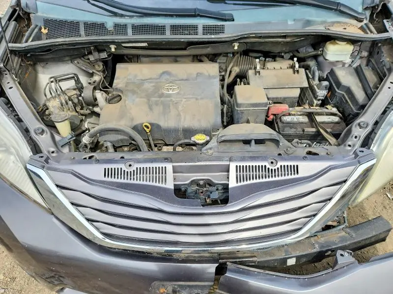 2013 TOYOTA SIENNA XLE 8-PASSENGER  