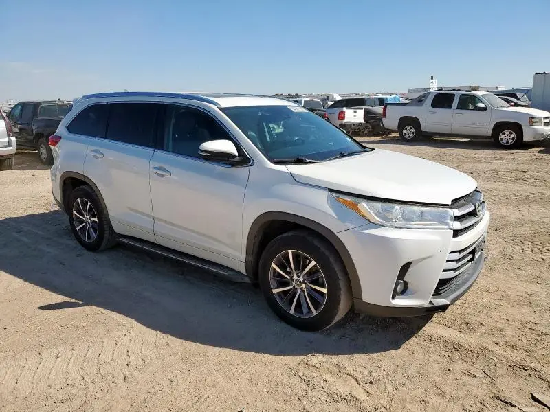 2017 TOYOTA HIGHLANDER SE