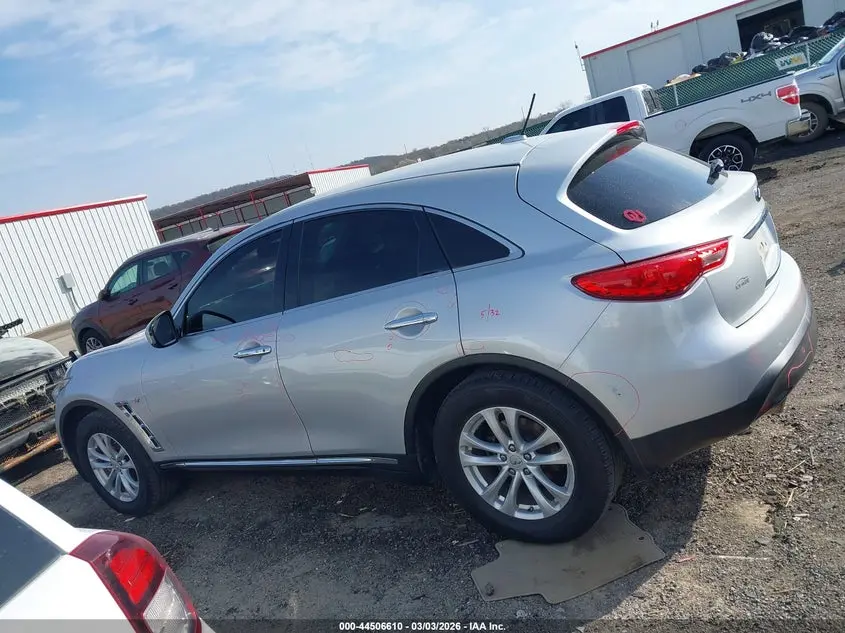 2017 INFINITI QX70  
