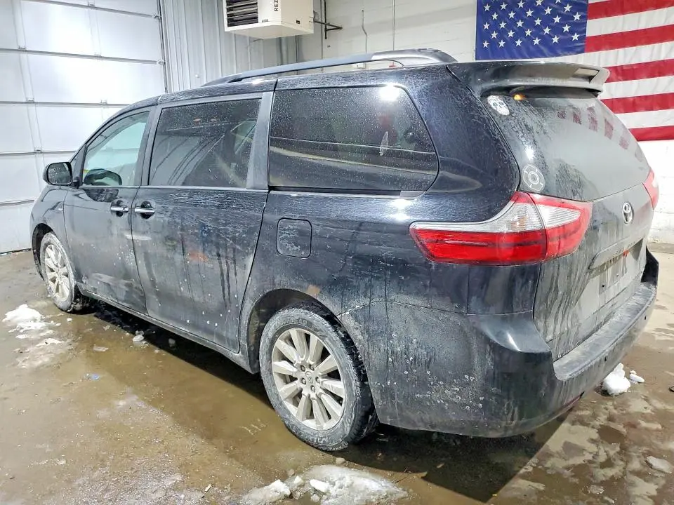 2017 TOYOTA SIENNA XLE  