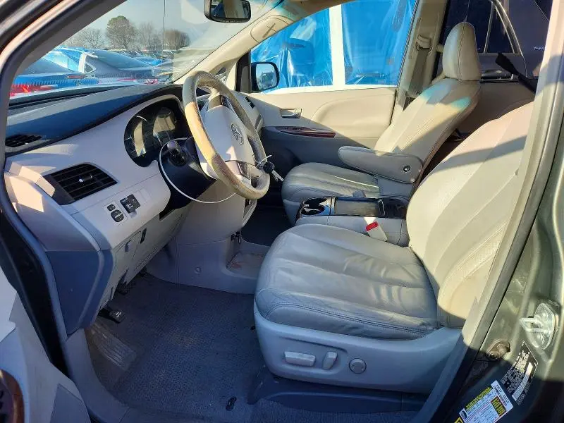 2011 TOYOTA SIENNA XLE  