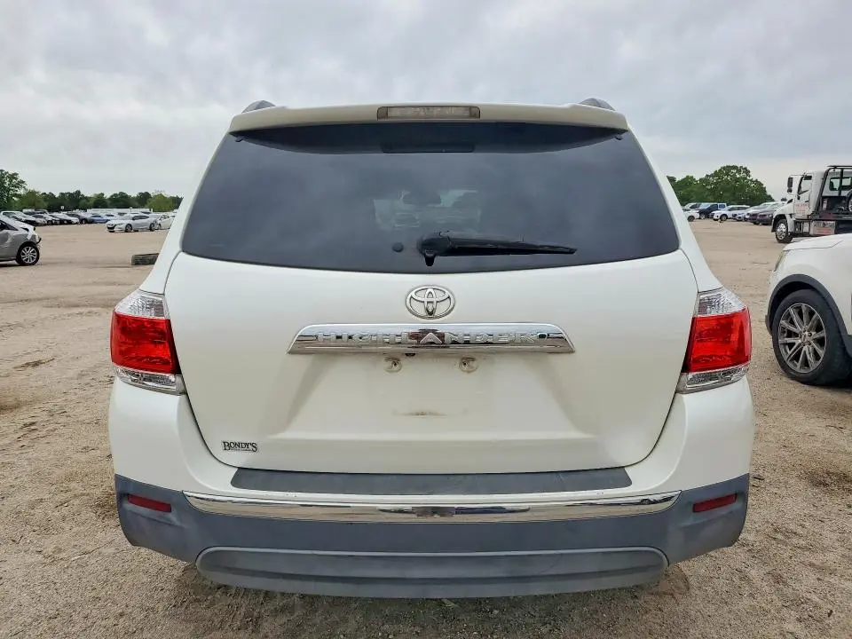 2011 TOYOTA HIGHLANDER SE  